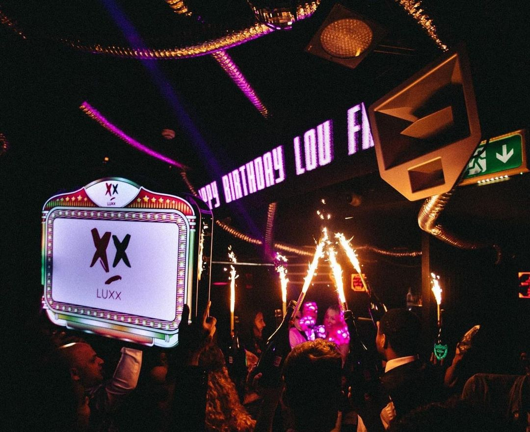 Luxx Mayfair table bottle show.