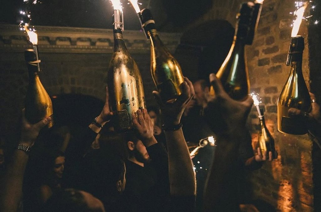 Luna London club champagne show.