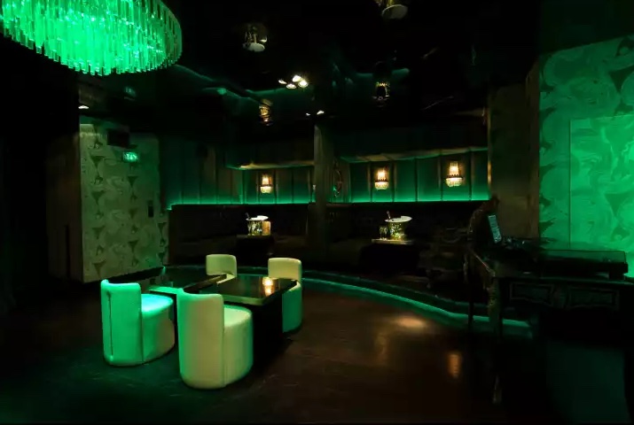 How to Book a Green Room Maddox&nbsp;Table?